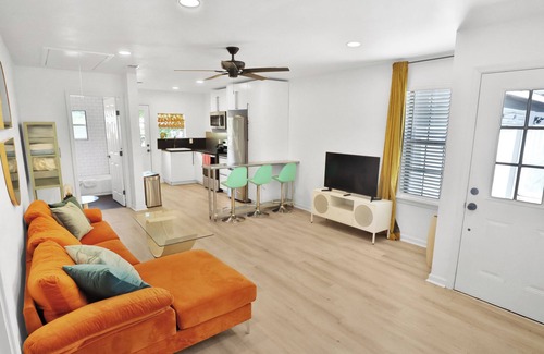 Denver Heights House | Tower of the Americas |The Alamo |La Villita |Lounge |Yard |Games |DT 3mi