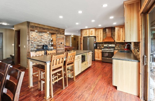 St Germain House | Towering Pines - Hiller Vacation Homes - Lost Lake Executive Home - Free WIFI