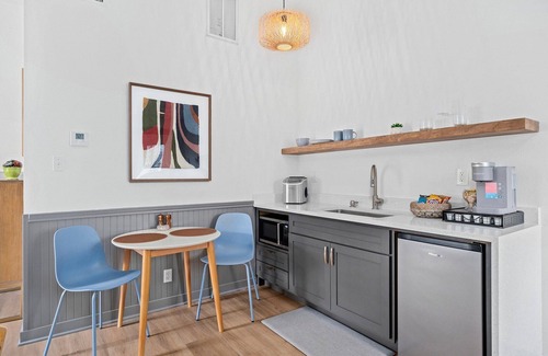 Fredericksburg Apartment | Town Creek Warren - Suite B | 1 Block from Main St.