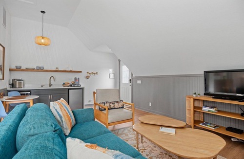 Fredericksburg Apartment | Town Creek Warren - Suite B | 1 Block from Main St.