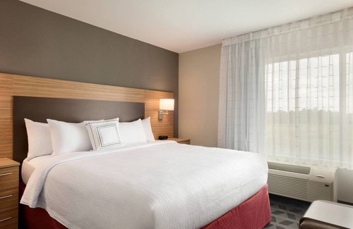 Grafton Hotel | TownePlace Suites by Marriott Milwaukee Grafton