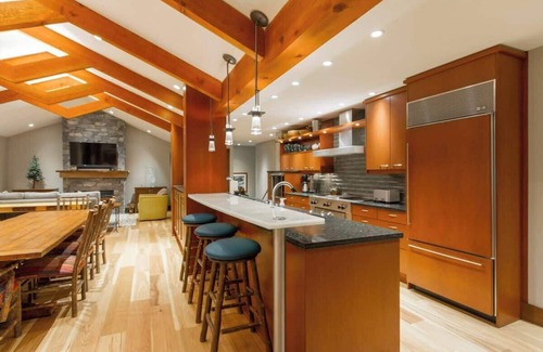 Blackcomb House | Townhome by golf course w/hot tub & fireplace