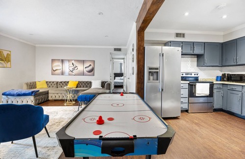 Central Arlington House | TownHome in Arlington 5 minutes to At&T stadium