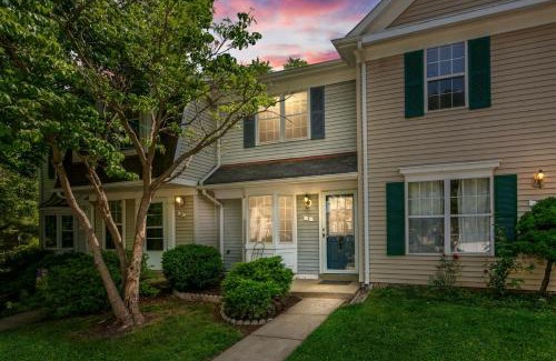 Countryside House | Townhome in No VA, 40 Mins to DC, Pets OK, Fast WiFi