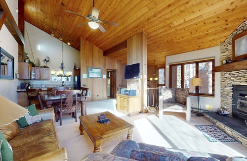 Mammoth Lakes Condo | Townhome Near Skiing with Fireplace & Shared Pool, Hot Tub Access, Dog-Friendly