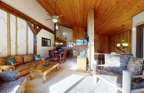Mammoth Lakes Condo | Townhome Near Skiing with Fireplace & Shared Pool, Hot Tub Access, Dog-Friendly