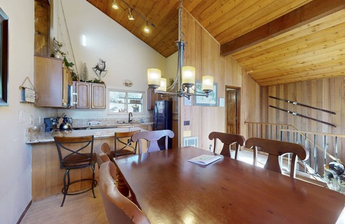 Mammoth Lakes Condo | Townhome Near Skiing with Fireplace & Shared Pool, Hot Tub Access, Dog-Friendly