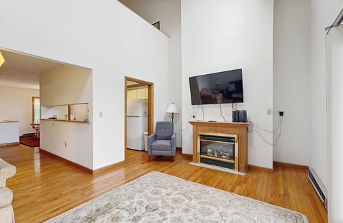 Bar Harbor House | Townhome w/Bonus Loft, High-Speed WiFi, Partial AC & Full Kitchen