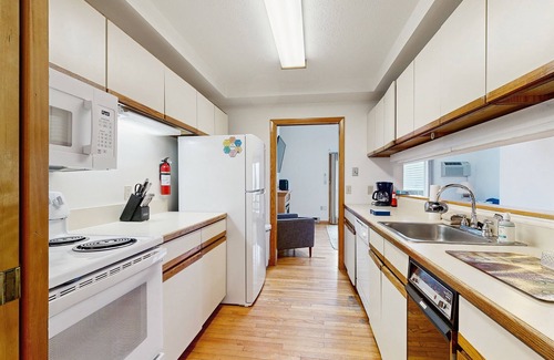 Bar Harbor House | Townhome w/Bonus Loft, High-Speed WiFi, Partial AC & Full Kitchen