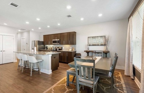 Wellborn House | Townhome with Loft & Contemporary Flair! Convenient & Straight Route to A&M!