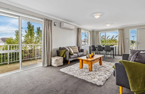 Christchurch House | Townhouse Tranquillity - Christchurch Holiday Home