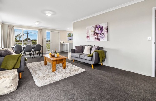 Christchurch House | Townhouse Tranquillity - Christchurch Holiday Home