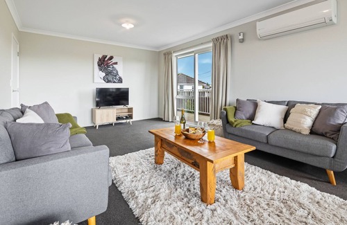 Christchurch House | Townhouse Tranquillity - Christchurch Holiday Home