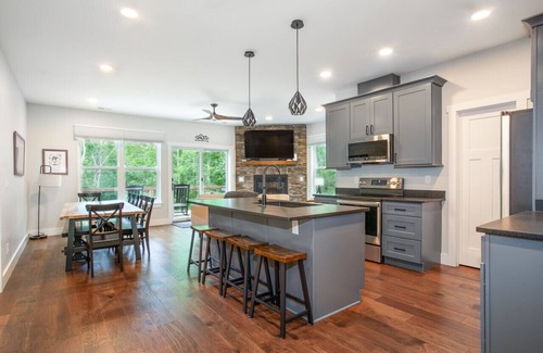 Townsend Cabin | Townsend Gem: Retreat with Hot Tub & Fire Pit