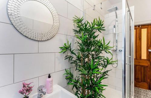 Glasgow Apartment | Traditional 1-Bed Flat in Southside (Hampden/Shawlands)