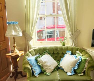 Stratford-upon-Avon House | Traditional 2 Bedroom Cottage