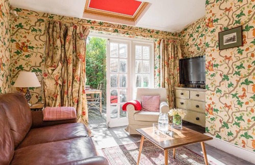 Town Apartment | Traditional and Colourful 2BR Garden Flat in Parsons Green