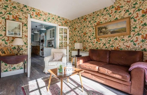 Town Apartment | Traditional and Colourful 2BR Garden Flat in Parsons Green