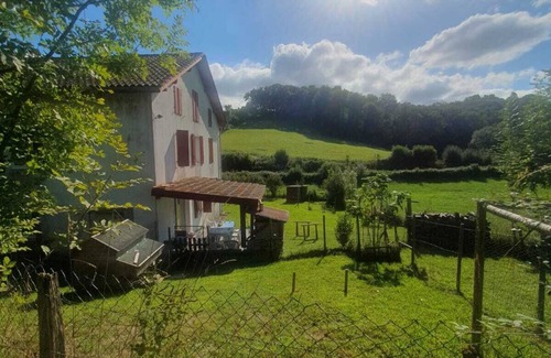 Lohitzun-Oyhercq House | Traditional Basque house with views of the hills