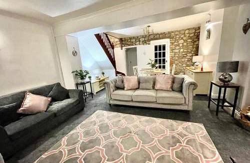 Llantarnam House | Traditional cosy PET FRIENDLY cottage by the canal with Cymru Holidays