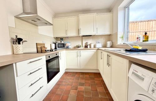 Llantarnam House | Traditional cosy PET FRIENDLY cottage by the canal with Cymru Holidays