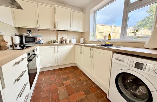 Llantarnam House | Traditional cosy PET FRIENDLY cottage by the canal with Cymru Holidays