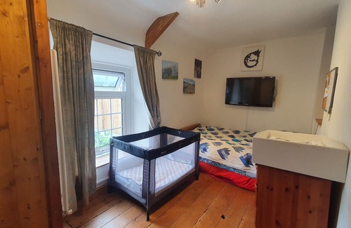 Llandaff North Cottage | Traditional Cottage near Wales' Green Corridor