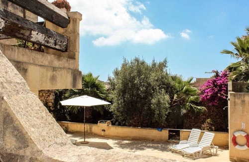 Xaghra Villa | Traditional Farmhouse with Pool