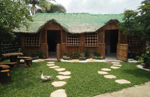 Lucap Cottage | Traditional Filipino Home Near 100 Islands
