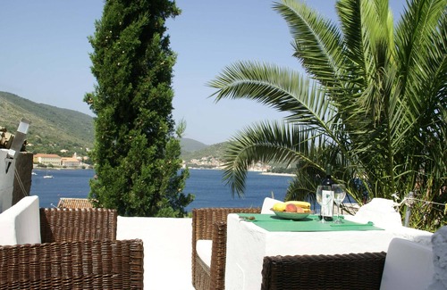 Vis Cottage | Traditional House With two Apartments