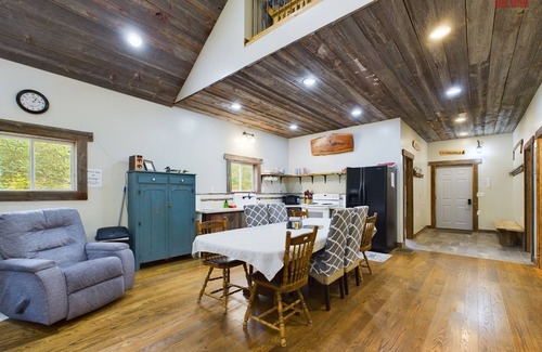 Wetmore Cabin | Trail 7*Air Hockey*Pool Table*Trailer Parking