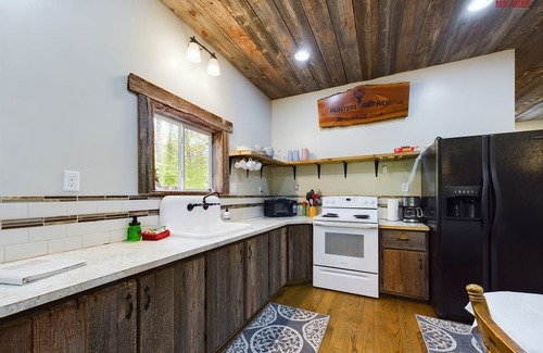 Wetmore Cabin | Trail 7*Air Hockey*Pool Table*Trailer Parking