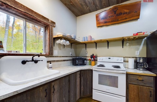 Wetmore Cabin | Trail 7*Air Hockey*Pool Table*Trailer Parking