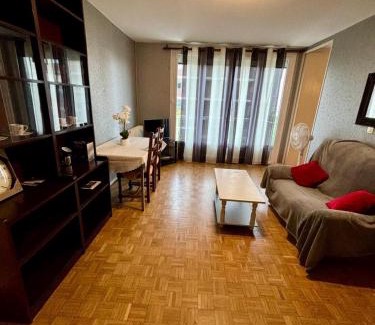 Saint-Priest Apartment | Tram 50 m, Balcon, Parking facile