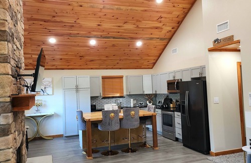 Gordonville Cabin | Tranquil 2-bedroom cabin on an acre in serene Pottsboro, 4 mins to Lake Texoma!