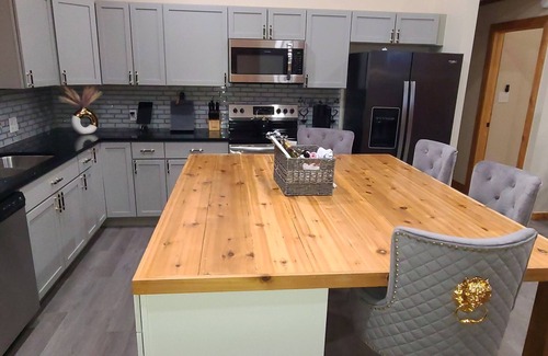 Gordonville Cabin | Tranquil 2-bedroom cabin on an acre in serene Pottsboro, 4 mins to Lake Texoma!