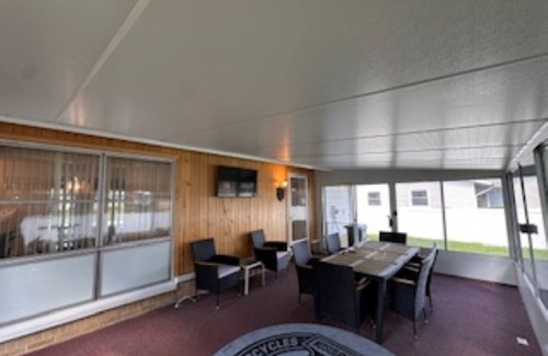 Elk Grove Village House | Tranquil 3-bedroom house with AC in Elk Grove Village