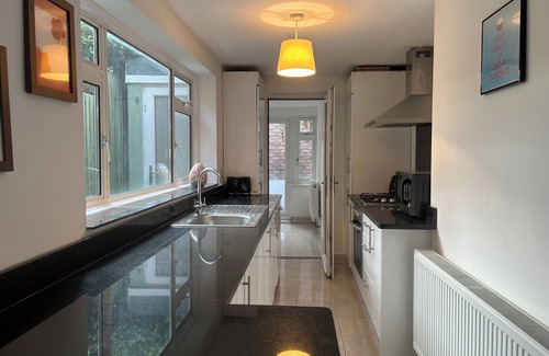 Hendon House | Tranquil 3 Bed Garden House, Hendon NW4