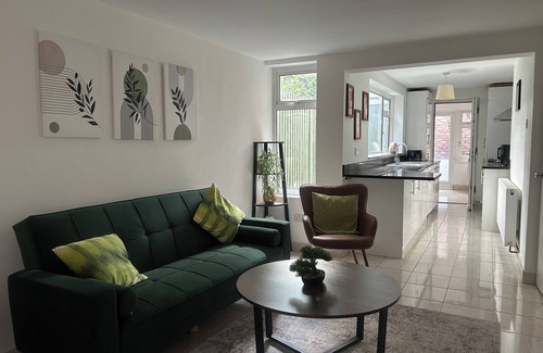 Hendon House | Tranquil 3 Bed Garden House, Hendon NW4