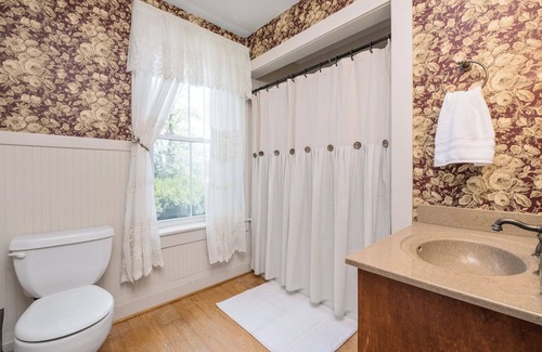 Linville Other | Tranquil 4-bedroom farmhouse in Linville with AC, WiFi. Enjoy the serenity