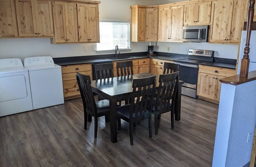 Weed House | Tranquil 4-bedroom house with AC in charming Weed