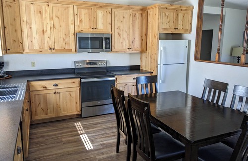 Weed House | Tranquil 4-bedroom house with AC in charming Weed