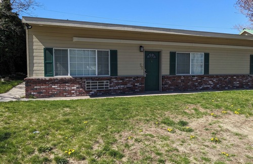 Weed House | Tranquil 4-bedroom house with AC in charming Weed