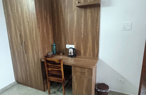 Kumharsain House | Tranquil 4-bedrooms in Narkanda.nNestled in the middle of Apple Orchards