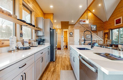 Sevierville Cabin | Tranquil cabin w/indoor pool, hot tub, woodland views + free attraction tickets