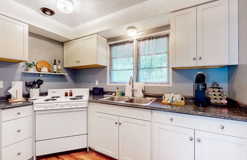 Oak Grove House | Tranquil & charming retreat with patio & W/D - near river access, parks & trails