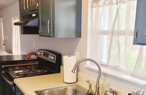 Harold House | Tranquil cozy retreat-central to beaches, river, and downtown!