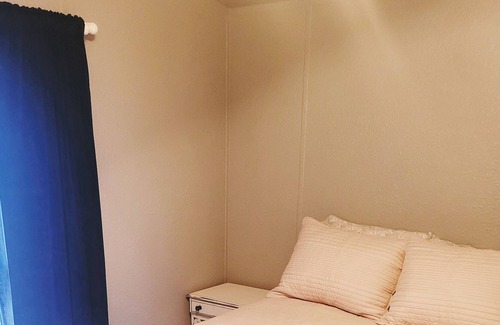 Harold House | Tranquil cozy retreat-central to beaches, river, and downtown!