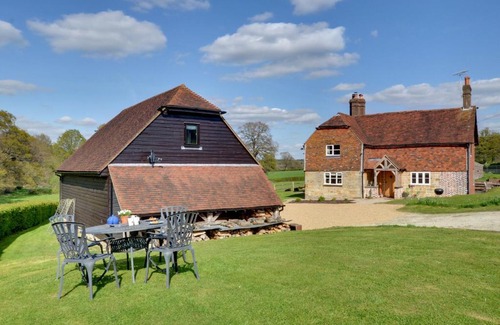 Langton Green House | Tranquil Holiday home in Groombridge Kent with Balcony