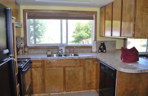 Gardiner House | Tranquil Home on Yellowstone River. See other home #4914516 for large families